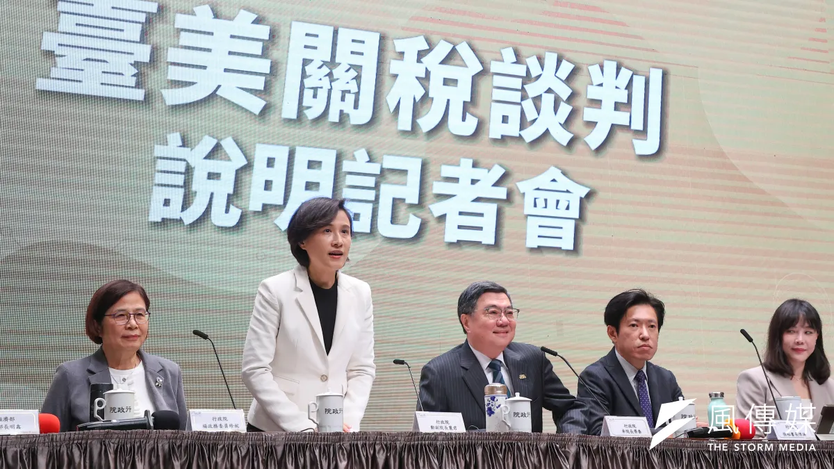 行政院長卓榮泰(中)、副院長鄭麗君(左二)、政委楊珍妮(左一)等人20日出席「台美關稅談判說明記者會」。(顏麟宇攝)