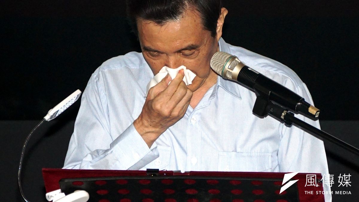 馬英九總統3日出席「抗戰勝利七十週年紀念影展:英烈千秋電影特映會」,講到傷心處一度哽咽落淚,柯俊雄遞上紙巾讓他拭淚。(蘇仲泓攝) 馬英九總統3日出席「抗戰勝利七十週年紀念影展:英烈千秋電影特映會」,講到傷心處一度哽咽落淚,柯俊雄遞上紙巾讓他拭淚。(蘇仲泓攝)