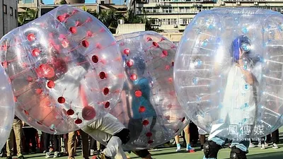 不同或許有不同的價值觀,但這不表示世代間一定是對立的,相反的,多元社會正需要不同世代的不同價值觀相互激盪融合。(圖為柯營泡泡瑼隊/葉信菉攝)