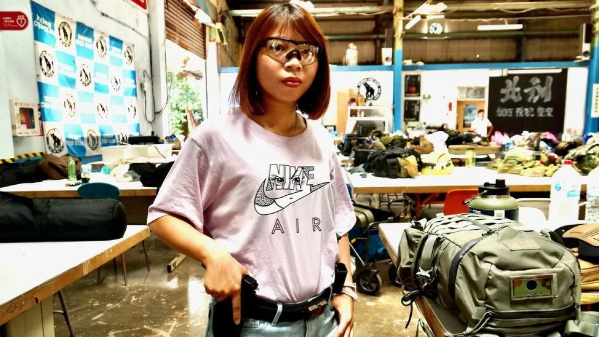學習用槍的台灣年輕女性麗莎(BBC)