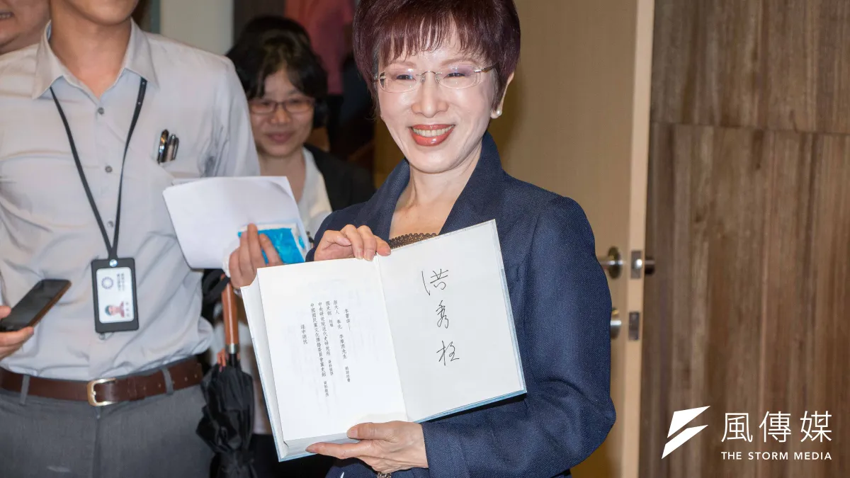 國民黨黨主席洪秀柱7日前往政治大學出席「抗日戰爭時期之蔣介石先生」新書發展會。(李振均攝)