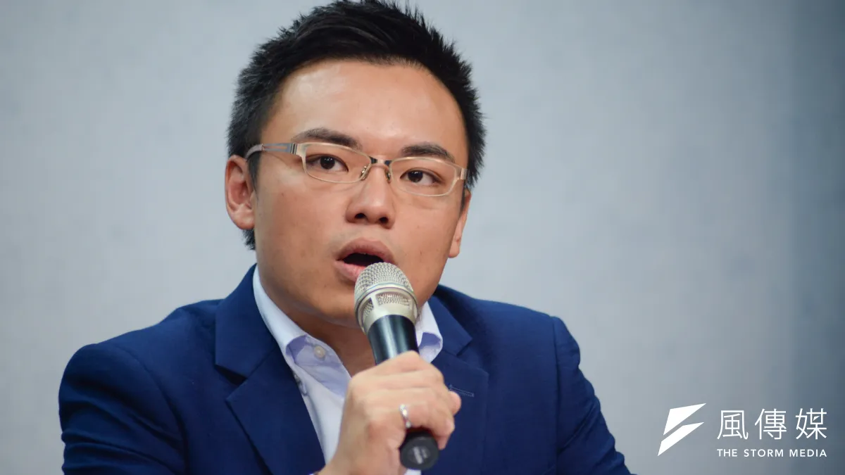 國民黨發言人洪孟楷表示,台中市有3個區公所粉絲頁都張貼同一則攻擊盧秀燕的文宣,「整個市府都是『龍友會』」。(甘岱民攝)