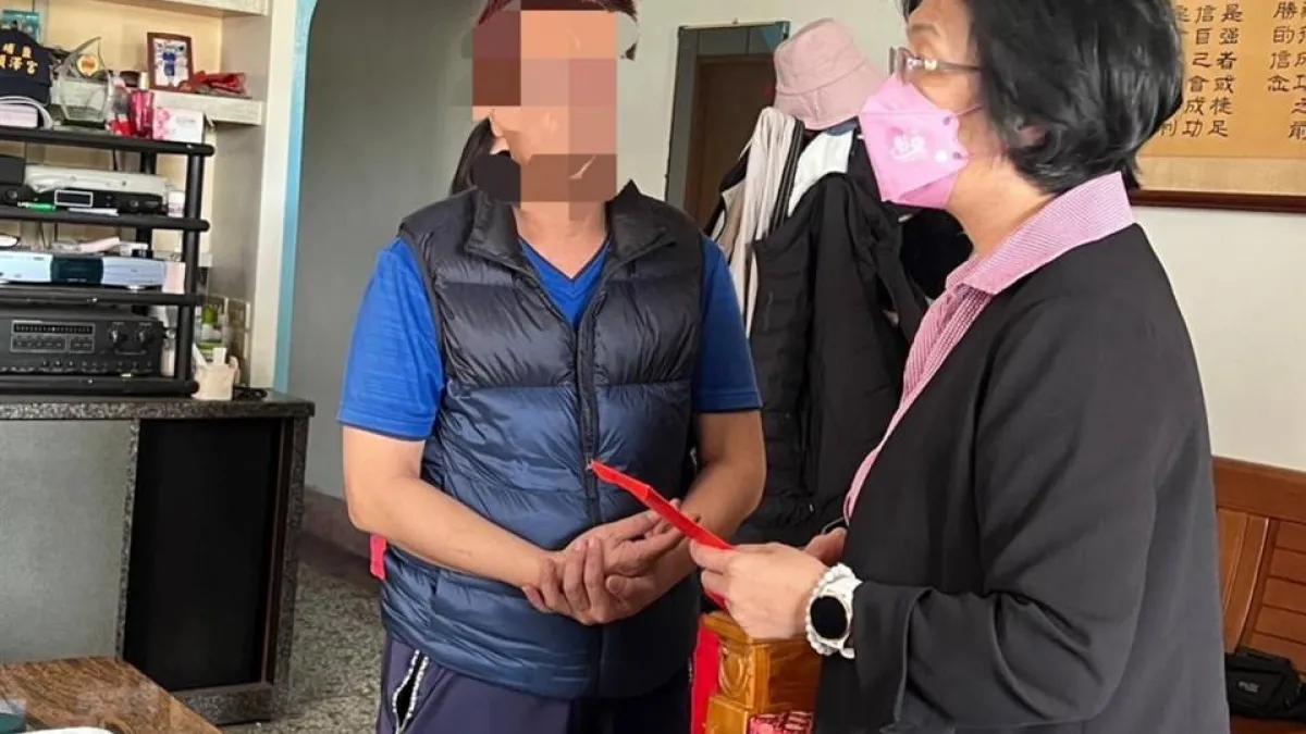 彰化縣長王惠美走訪關心慰問食品廠火災事件家屬。(圖/彰化縣政府)