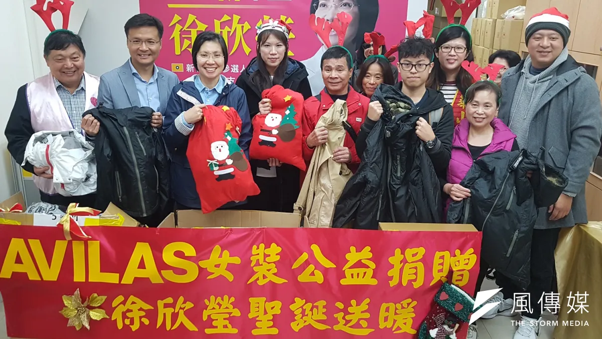 知名服裝品牌24日捐出市值1千多萬的1500多件衣物,贈給新竹縣7個社福團體。(圖/方詠騰攝)