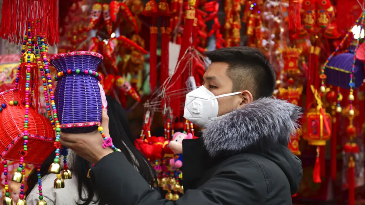 武漢肺炎疫情不斷升高,如何正確戴起口罩自保?(美聯社)