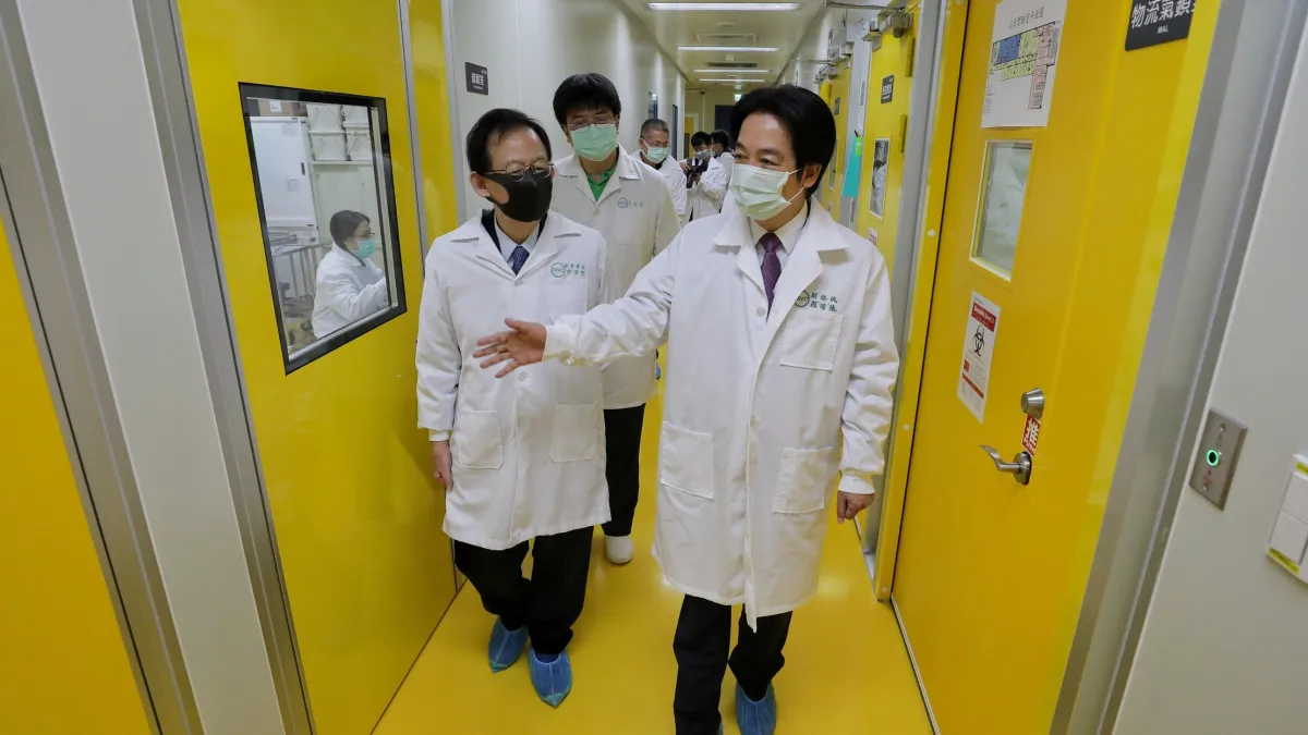 防疫一年多,中央指揮官陳時中民意聲望出現疲態,讓副總統賴清清德上陣呼聲起。圖為賴清德參訪本地生技公司,強調新冠疫苗自製的重要性。(總統府提供)
