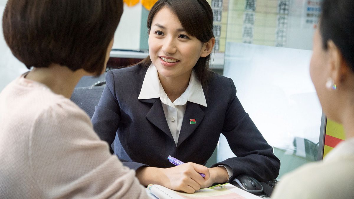 房仲業房地產交易過程中,扮演舉足輕重的角色。 房仲業房地產交易過程中,扮演舉足輕重的角色。