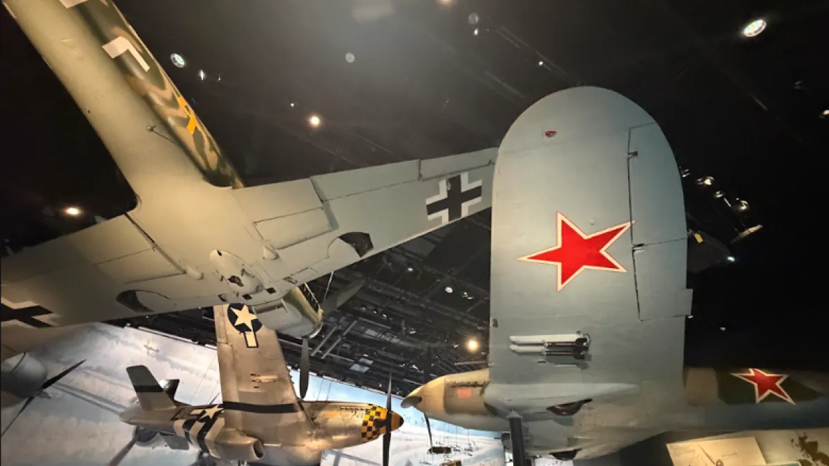 美軍的P-51、德軍的Bf 109及蘇軍的Il-2,象徵二戰時代三大相互對立的意識形態,籃底白星、鐵十字與五角紅星相互輝映。(許劍虹提供)