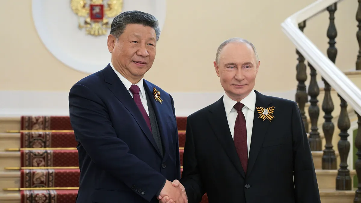 中國國家主席習近平(左)受邀出席俄羅斯勝利日閱兵,與普京合影留念。(美聯社)