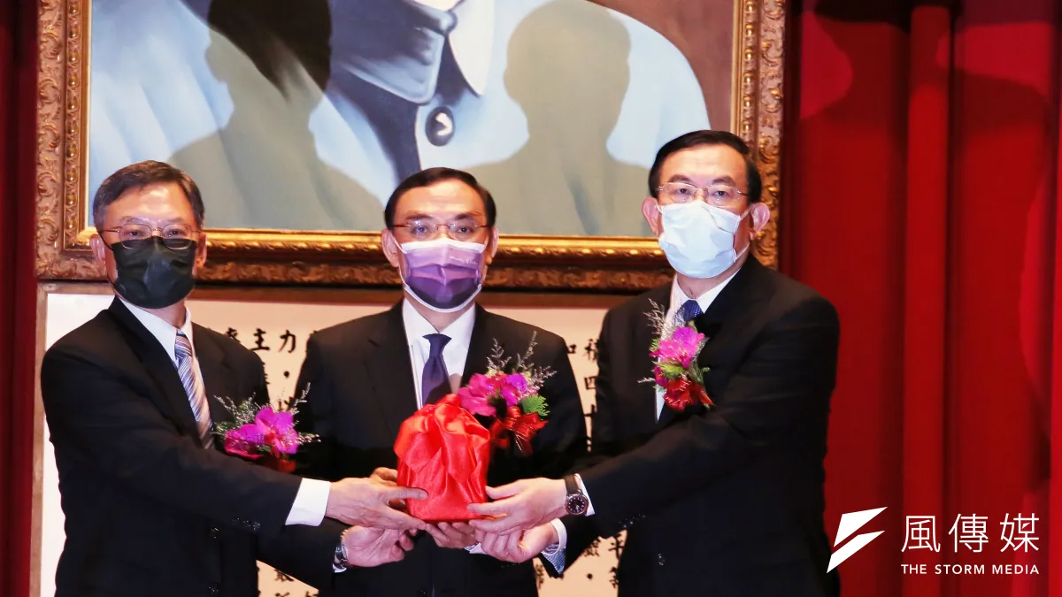 法務部長蔡清祥(中)9日主持最高檢察署卸任檢察總長江惠民(左)、新任檢察總長邢泰釗(右)交接典禮。(資料照,柯承惠攝)