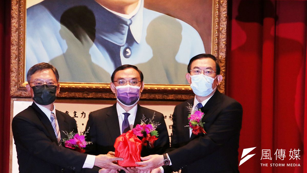 法務部長蔡清祥(中)9日主持最高檢察署卸任檢察總長江惠民(左)、新任檢察總長邢泰釗(右)交接典禮。(資料照,柯承惠攝) 法務部長蔡清祥(中)9日主持最高檢察署卸任檢察總長江惠民(左)、新任檢察總長邢泰釗(右)交接典禮。(資料照,柯承惠攝)