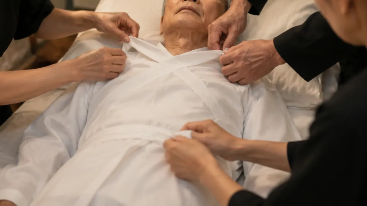 親人離世後,家屬除了處理後續喪葬安排,也常會面臨一個重要儀式:替亡者換上最後一套衣服。(示意圖/ChatGPT生成圖片)