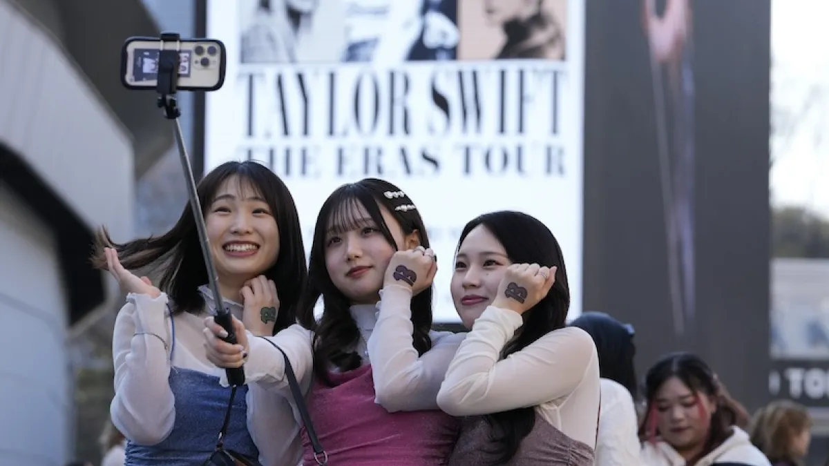 2024年2月10日,泰勒絲(Taylor Swift)在東京巨蛋演唱會,粉絲們在會場外開心自拍。(示意圖,美聯社)