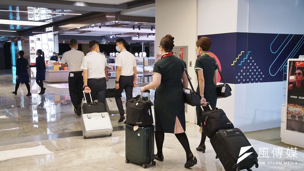 國家人權委員會2日提出調查報告,認定航空公司對空服員的服儀規範成立性別歧視,也促請國籍航空公司儘速增加女性空服員褲裝制服選項。示意圖。(資料照,盧逸峰攝) 國家人權委員會2日提出調查報告,認定航空公司對空服員的服儀規範成立性別歧視,也促請國籍航空公司儘速增加女性空服員褲裝制服選項。示意圖。(資料照,盧逸峰攝)