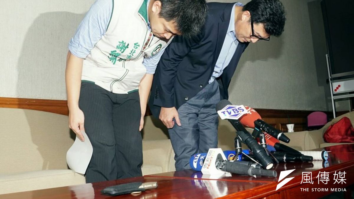 立委姚文智(右)及台北市議員謝維洲18日上午鞠躬道歉。(蘇仲泓攝) 立委姚文智(右)及台北市議員謝維洲18日上午鞠躬道歉。(蘇仲泓攝)