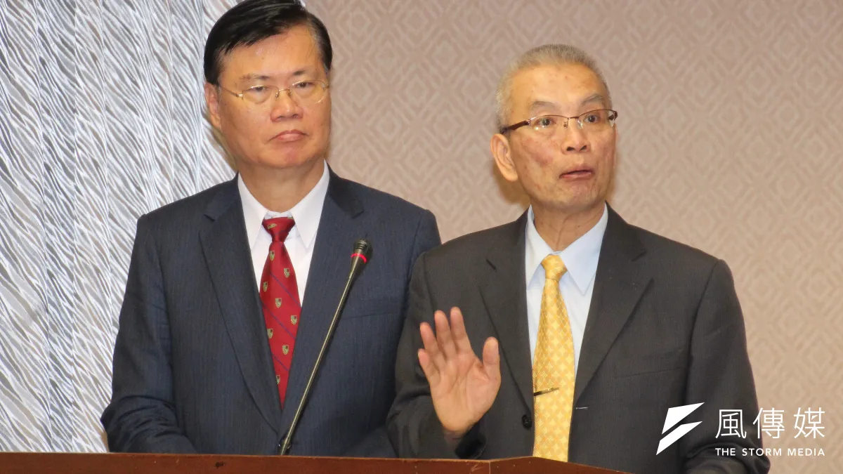 財政部長許虞哲、金管會主委丁克華8日於委員會備詢。(王德為攝)