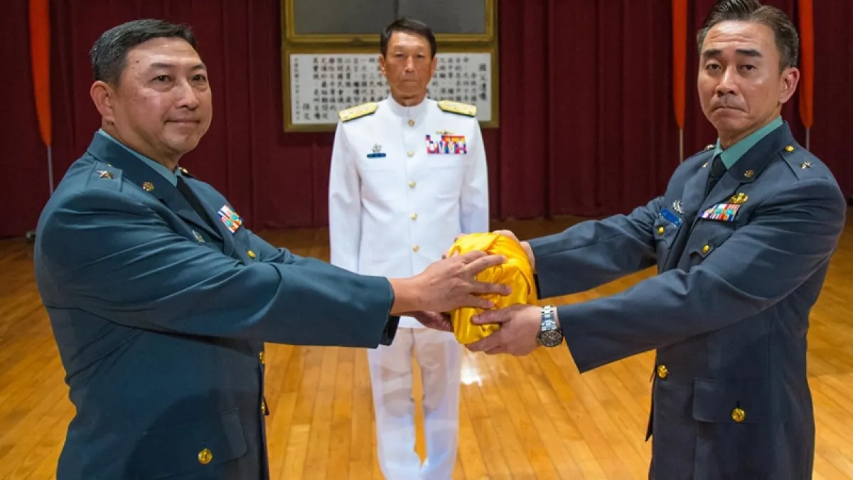 陸軍八軍團少將參謀長余劍鋒(右)將成為陸軍官校首位外國畢業的校長。圖為2018年10月,余劍鋒接任中正預校校長。(資料照,取自軍聞社)