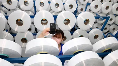 資誠認為2019年中美貿易戰的緊張局勢暫獲舒緩後,大趨勢形同一次終結,貿易戰帶來的不確定性將逐漸散去。圖為中國蘇州一家塑膠纖維工廠。(AP)