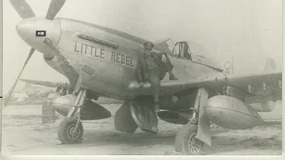 年輕時代的克勞佛中尉與他外號「小叛軍」(Little Rebel)的P-51D野馬機在西安合影。(Paul Crawford via Dan Jackson,作者許劍虹提供)