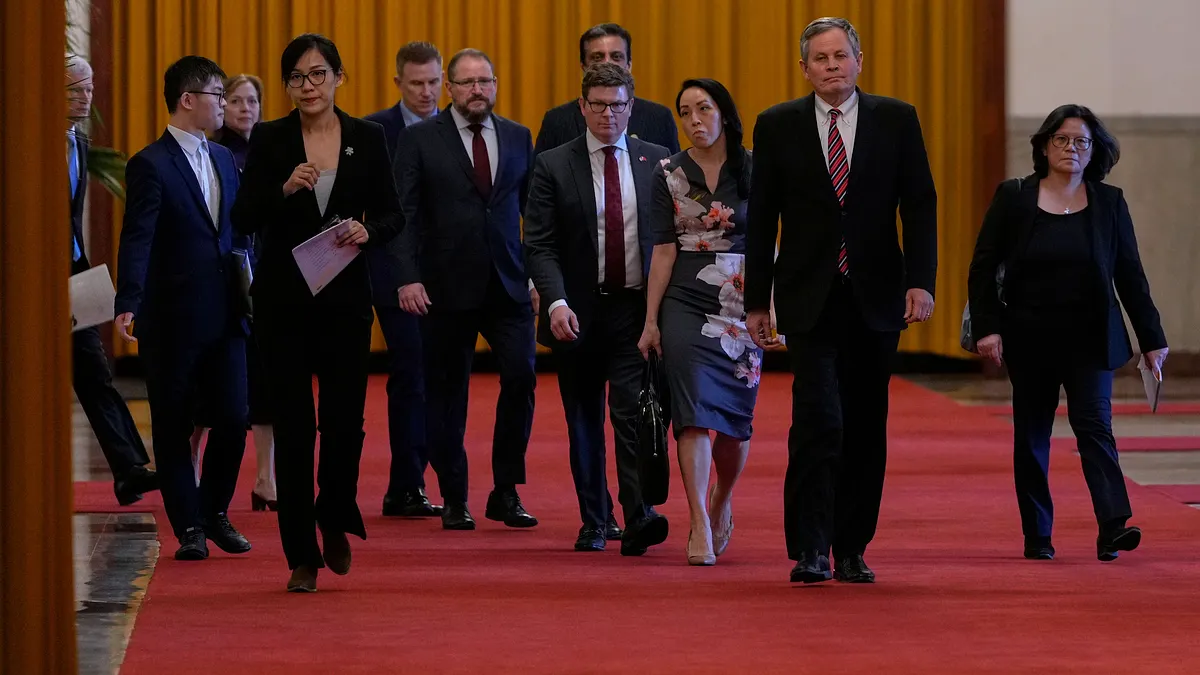 トランプ米大統領に近い共和党のデインズ上院議員(右から2人目)が来週、中国を訪問する。写真は2025年にトランプ氏の特使として北京を訪問した同氏(資料写真、AP通信)