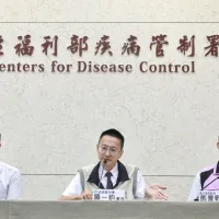 新北診所爆C肝群聚 疾管署說明(2) 新北市板橋區「安泰淞鶴診所」爆發急性病毒性C型肝炎群聚事件,疾管署署長羅一鈞(中)、新北市衛生局副局長馬景野(右)與傳染病防治醫療網台北區副指揮官廖俊星(左)2日共同出席記者會向大眾說明。(中央社) 新北診所爆C肝群聚 疾管署說明(2) 新北市板橋區「安泰淞鶴診所」爆發急性病毒性C型肝炎群聚事件,疾管署署長羅一鈞(中)、新北市衛生局副局長馬景野(右)與傳染病防治醫療網台北區副指揮官廖俊星(左)2日共同出席記者會向大眾說明。(中央社)
