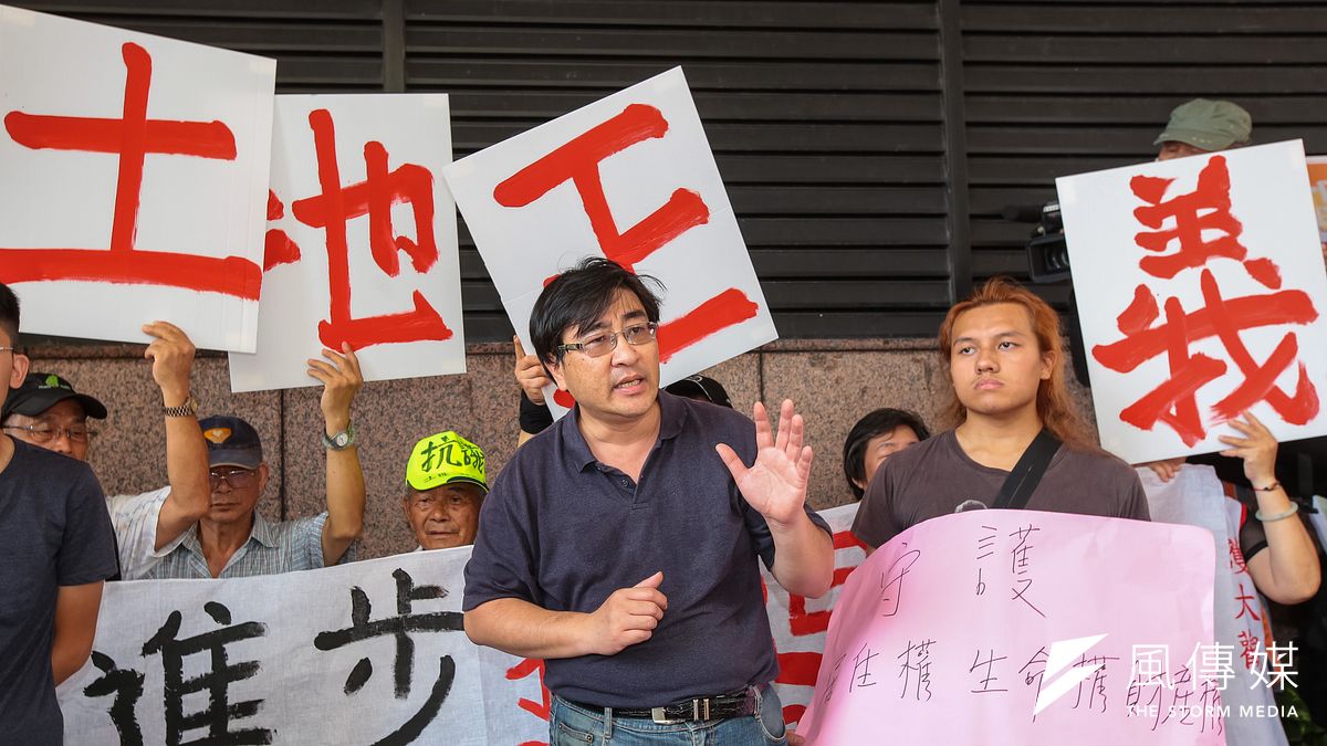 反南鐵東移自救會於民進黨部旁紹興北街召開「民主進步搞破遷,強逼屏民未開發」記者會。(顏麟宇攝) 反南鐵東移自救會於民進黨部旁紹興北街召開「民主進步搞破遷,強逼屏民未開發」記者會。(顏麟宇攝)