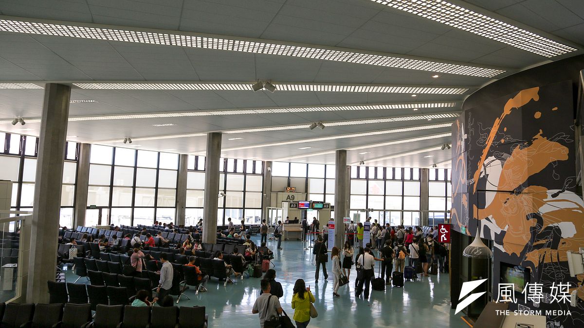 桃園國際機場上午出境航班延遲嚴重,截至上午十時半影響出境航班27架次,後續亦有遞延效應產生,影響上萬旅客行程。(資料照,余志偉攝) 桃園國際機場上午出境航班延遲嚴重,截至上午十時半影響出境航班27架次,後續亦有遞延效應產生,影響上萬旅客行程。(資料照,余志偉攝)