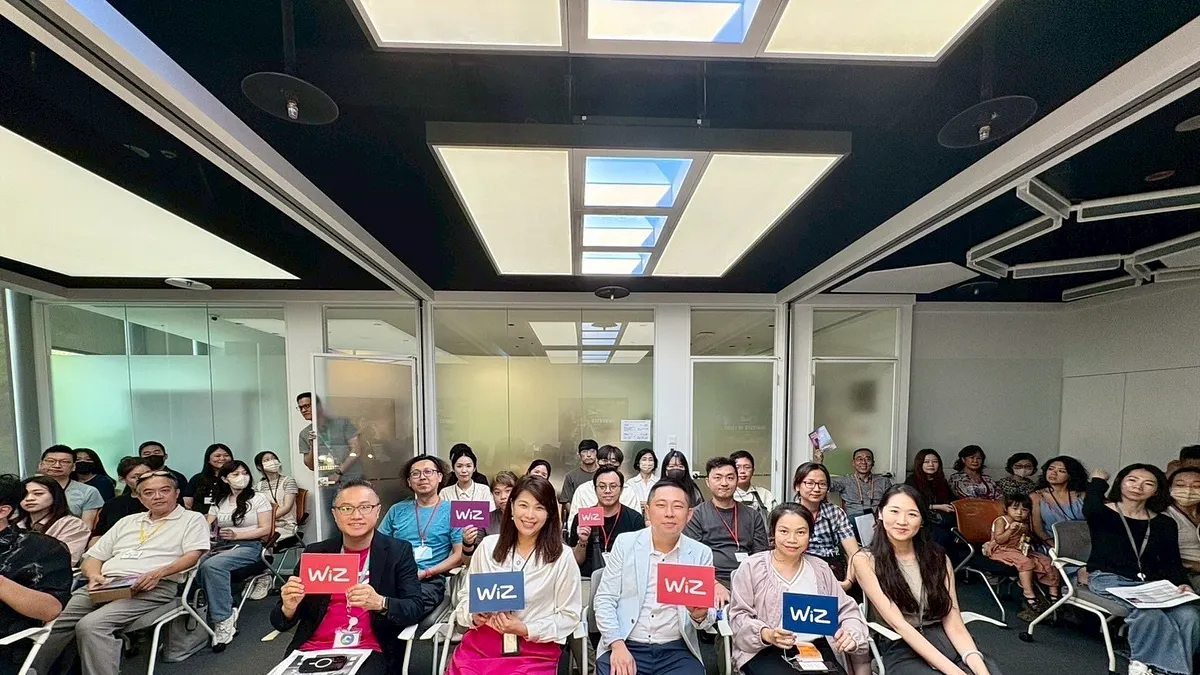 香尼歐洪敬富執行長(右3)帶領50位設計師參訪昕諾飛總部。(圖/香尼歐提供) 香尼歐洪敬富執行長(右3)帶領50位設計師參訪昕諾飛總部。(圖/香尼歐提供)