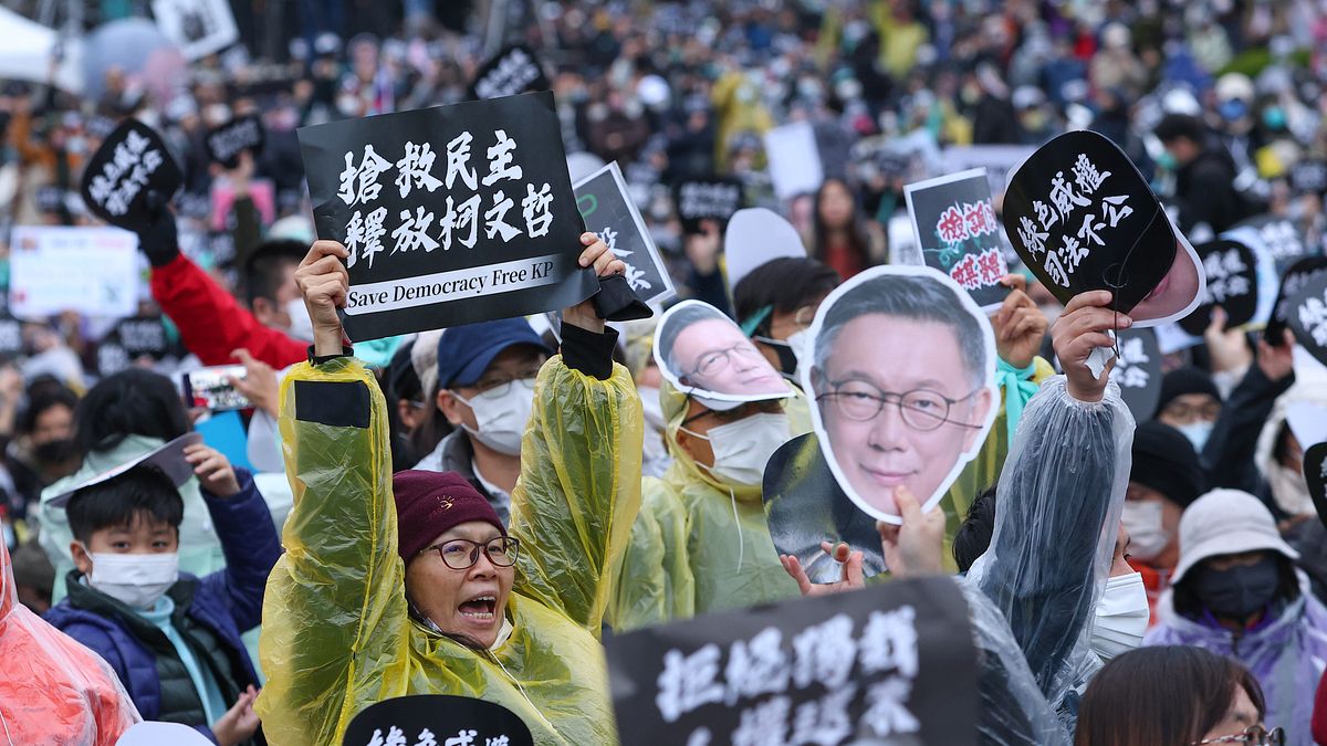 民眾黨11日舉辦「111拒絕綠色威權,還我司法正義」集會活動,支持者高舉「搶救民主,釋放柯文哲」標語。(資料照,顏麟宇攝) 民眾黨11日舉辦「111拒絕綠色威權,還我司法正義」集會活動,支持者高舉「搶救民主,釋放柯文哲」標語。(資料照,顏麟宇攝)