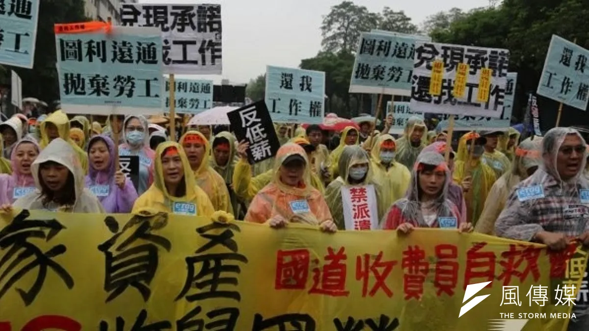 6、7千多名勞工,在5月1日勞動節這天溢滿凱達格蘭大道,拿著各式各樣的標語牌,高唱「勞動者戰歌」,也怒吼「反低薪丶禁派遣」2大訴求。(余志瑋攝)