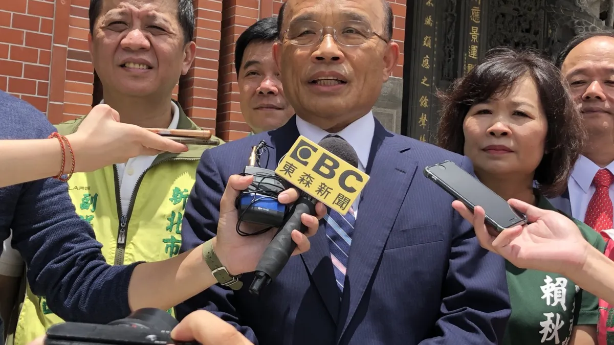 民進黨新北市長參選人蘇貞昌(中),對新北市府頻頻開炮。(資料照,蘇貞昌辦公室提供)