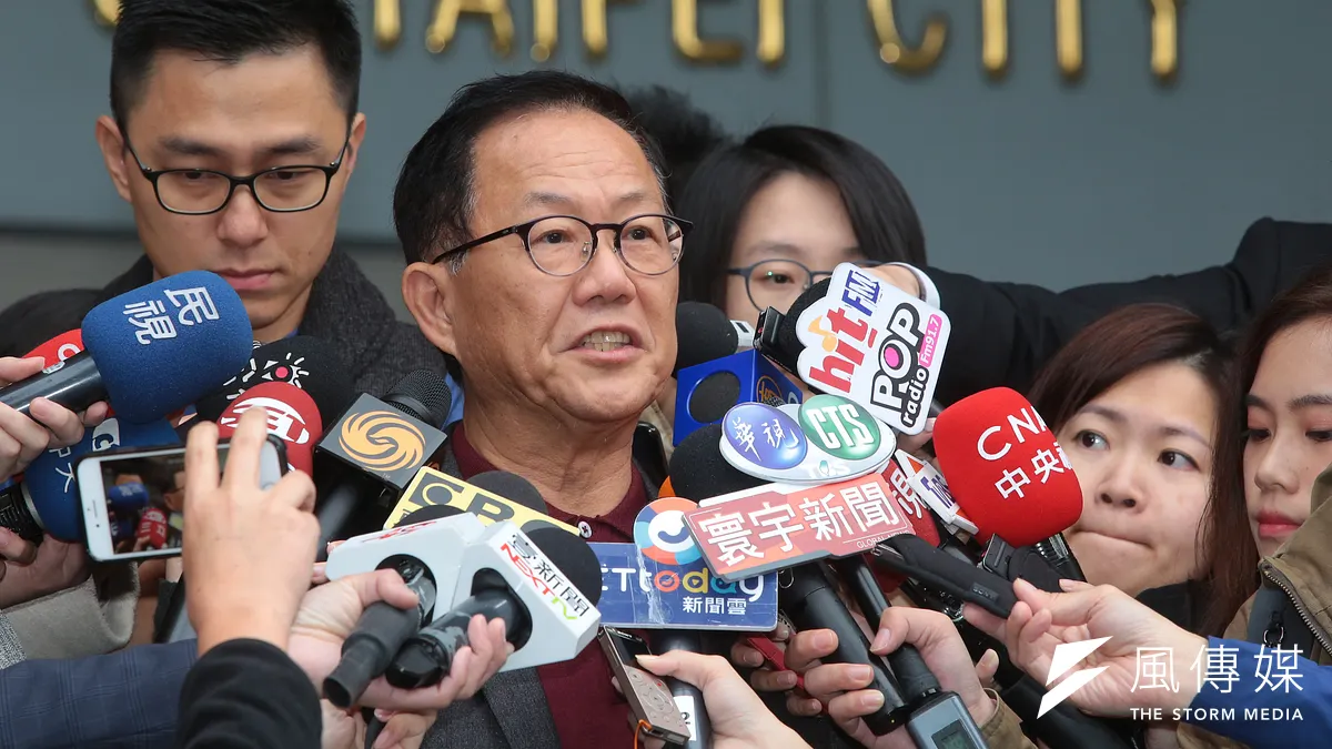 國民黨台北市長候選人丁守中11日至台北市選委會感謝律師團的辛勞,並針對接下來的訴訟方向發表談話。(顏麟宇攝)