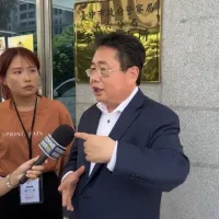 インド太平洋戦略シンクタンク(IPST)執行長の矢板明夫氏(右)は6日、台中市で何者かに殴られる被害に遭った。警察に被害を届け出た後、報道陣の取材に応じ、暴力行為を非難した。(写真/中央社提供) インド太平洋戦略シンクタンク(IPST)執行長の矢板明夫氏(右)は6日、台中市で何者かに殴られる被害に遭った。警察に被害を届け出た後、報道陣の取材に応じ、暴力行為を非難した。(写真/中央社提供)