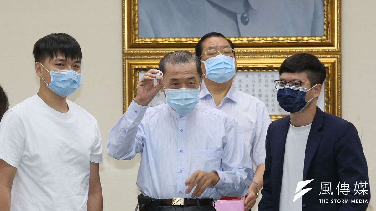 國民黨19日舉行110年黨主席選舉候選人號次抽籤,圖為朱立倫陣營抽中4號。(柯承惠攝) 國民黨19日舉行110年黨主席選舉候選人號次抽籤,圖為朱立倫陣營抽中4號。(柯承惠攝)