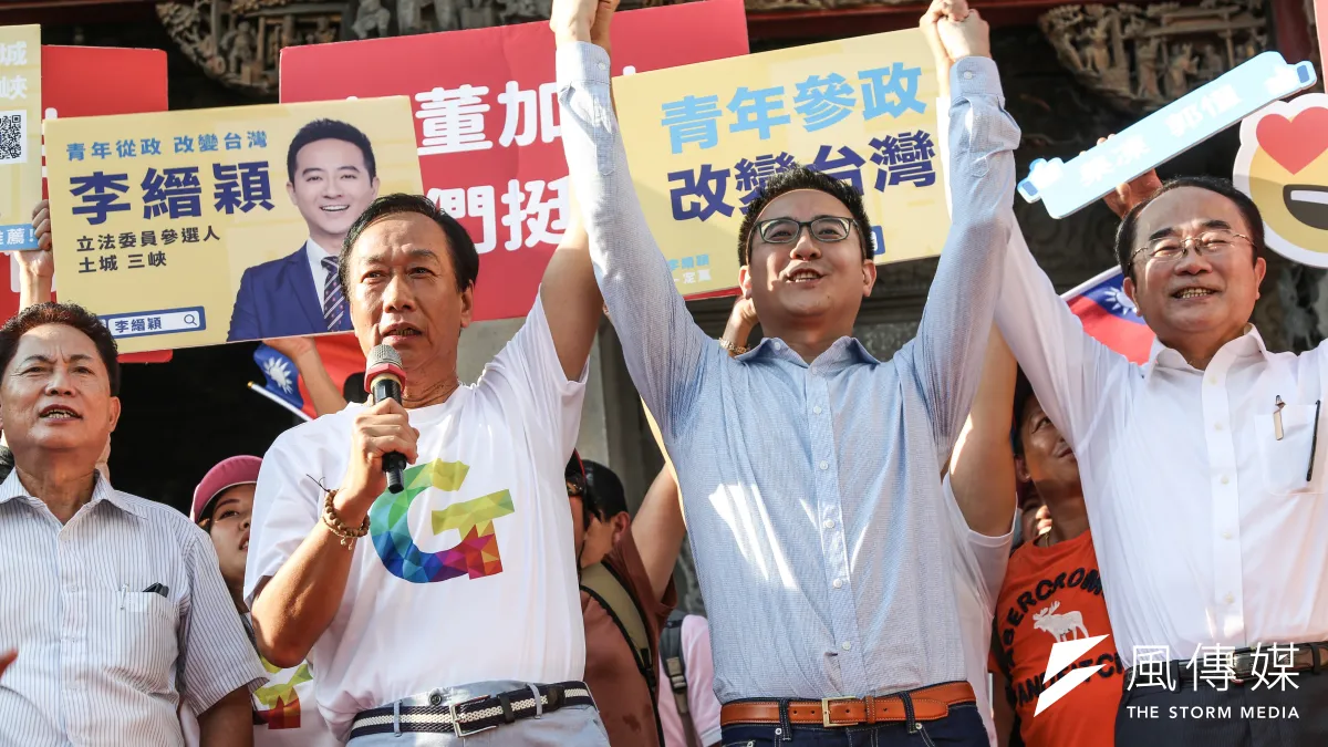 鴻海集團創辦人郭台銘(左二)今(5)日首度為首位「郭家軍」立委參選人李縉穎(右二)站台,並陪同李縉穎掃街。(簡必丞攝)
