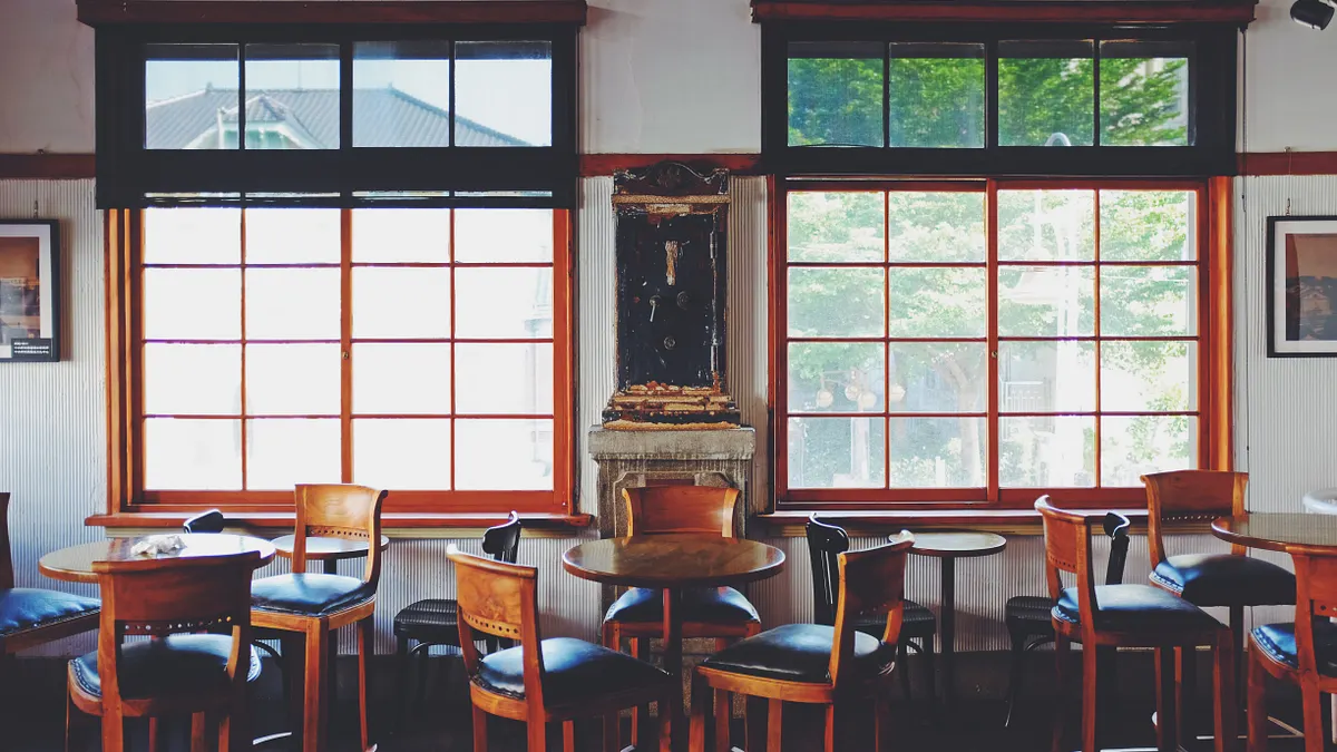 在攝影師的鏡頭下,這些特別的星巴克更顯得風韻十足。(圖/城邦出版提供) 在攝影師的鏡頭下,這些特別的星巴克更顯得風韻十足。(圖/城邦出版提供)