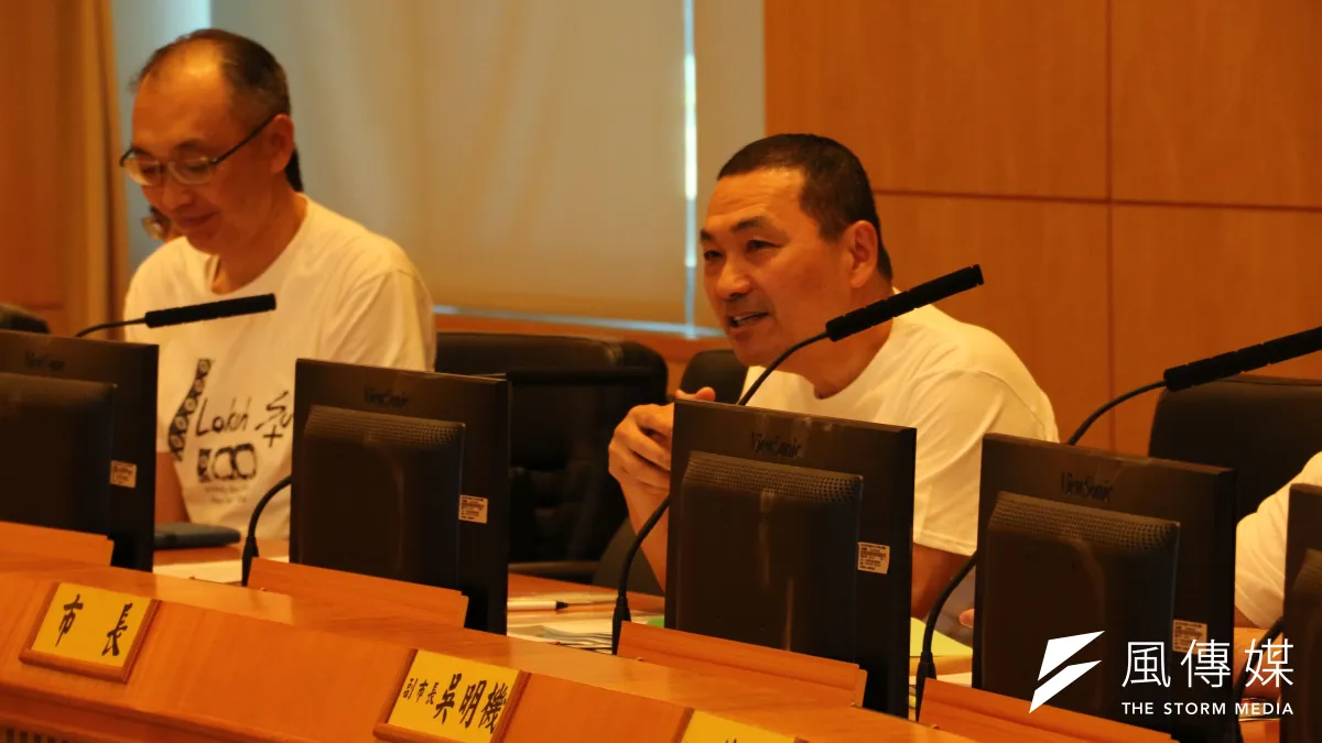 新北市長侯友宜今(31)日召開市政會議,由城鄉局進行「擴大五股都市計畫發布前試辦計畫」專題報告,侯友宜表示,面對五股垃圾山存在的事實,他會輔導業者合法全面納管,並積極處理違法業者,希望在110年底達成綠化目標。 (圖/李梅瑛攝)