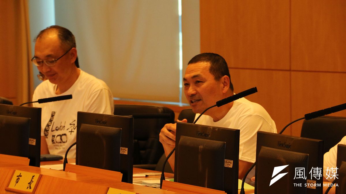 新北市長侯友宜今(31)日召開市政會議,由城鄉局進行「擴大五股都市計畫發布前試辦計畫」專題報告,侯友宜表示,面對五股垃圾山存在的事實,他會輔導業者合法全面納管,並積極處理違法業者,希望在110年底達成綠化目標。 (圖/李梅瑛攝) 新北市長侯友宜今(31)日召開市政會議,由城鄉局進行「擴大五股都市計畫發布前試辦計畫」專題報告,侯友宜表示,面對五股垃圾山存在的事實,他會輔導業者合法全面納管,並積極處理違法業者,希望在110年底達成綠化目標。 (圖/李梅瑛攝)