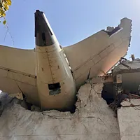 インド航空787機が離陸後に墜落し、空港近くのユースホステルに突っ込んだ。(AP通信) インド航空787機が離陸後に墜落し、空港近くのユースホステルに突っ込んだ。(AP通信)