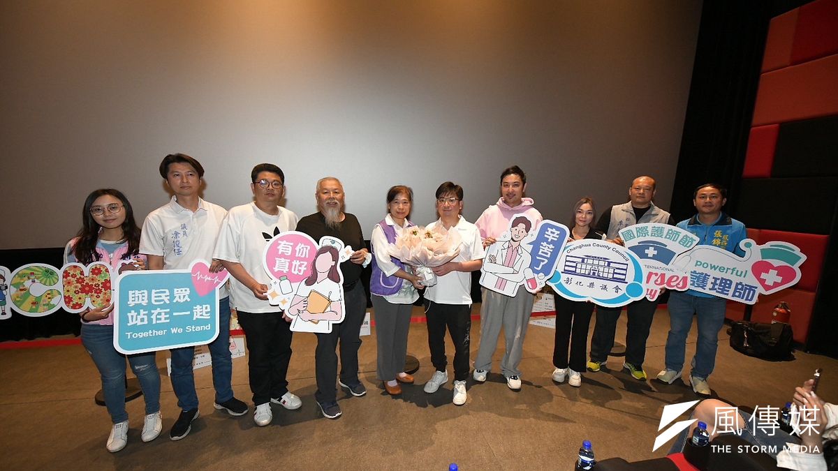 彰化議長謝典林在電影放映前也特別準備田尾花卉的康乃馨花束,贈送給現場觀看電影的護理師。(圖/彰化縣議會) 彰化議長謝典林在電影放映前也特別準備田尾花卉的康乃馨花束,贈送給現場觀看電影的護理師。(圖/彰化縣議會)