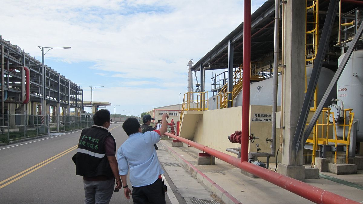 台肥公司台中廠於10月9日因系統故障,排放大量黃色濃煙,台中市政府對次重罰台肥100萬元,並籲請中央提高罰款額度。(台中市政府提供) 台肥公司台中廠於10月9日因系統故障,排放大量黃色濃煙,台中市政府對次重罰台肥100萬元,並籲請中央提高罰款額度。(台中市政府提供)