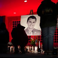 アメリカ保守派のインフルエンサーであり、MAGA世代の若者の象徴的存在だったカーク氏が射殺された事件を受け、ユタ州では9月11日、市民がキャンドルを灯して追悼した。(AP通信) アメリカ保守派のインフルエンサーであり、MAGA世代の若者の象徴的存在だったカーク氏が射殺された事件を受け、ユタ州では9月11日、市民がキャンドルを灯して追悼した。(AP通信)