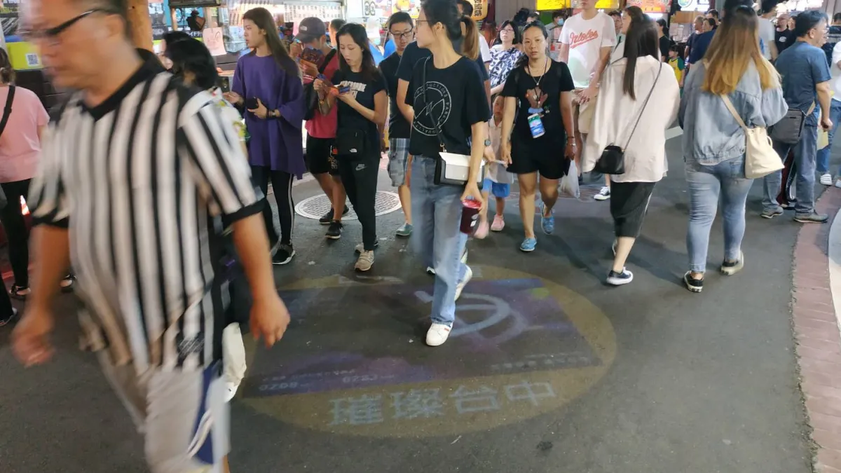 台中市政府經發局與夜市管委會合作,在福星路至逢甲大學側門的文華路上,高空投射燈會CI在路面。 (圖/台中市政府提供)