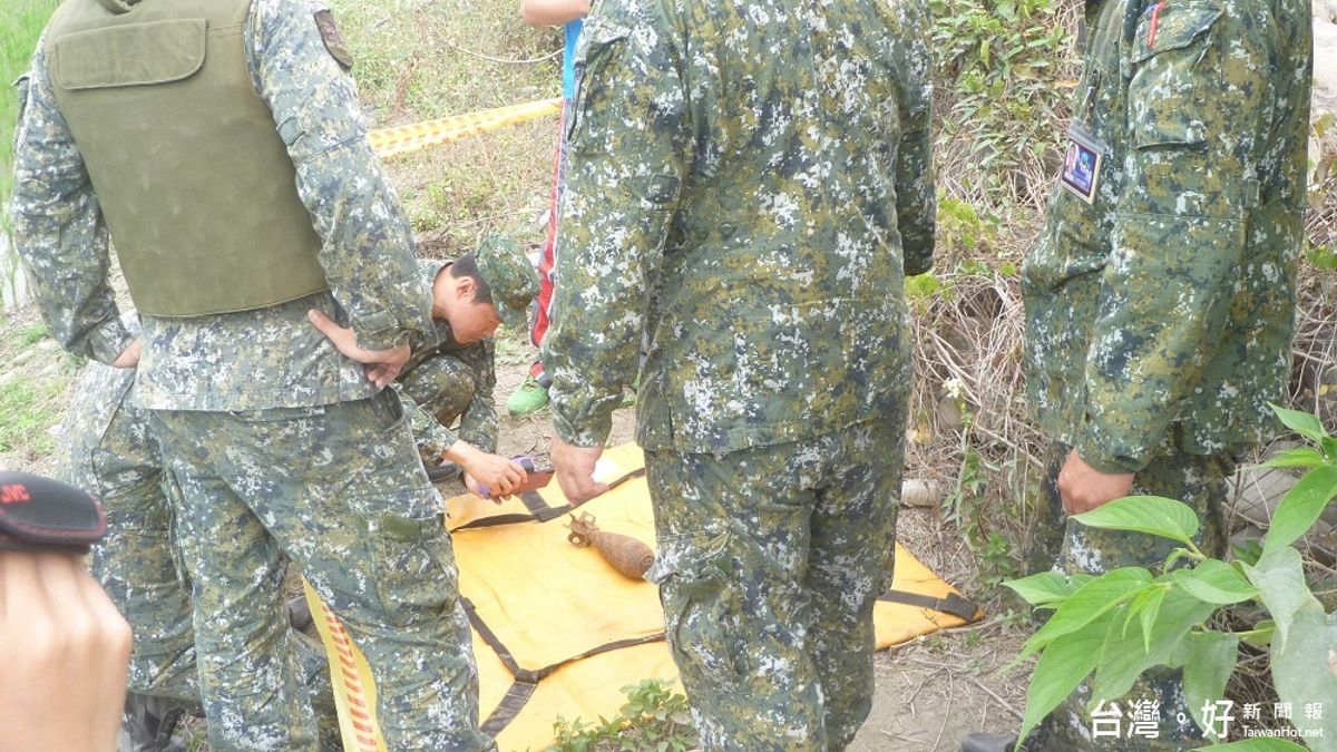 農地驚見未爆彈 警拉封鎖線通報軍方處置 農地驚見未爆彈 警拉封鎖線通報軍方處置