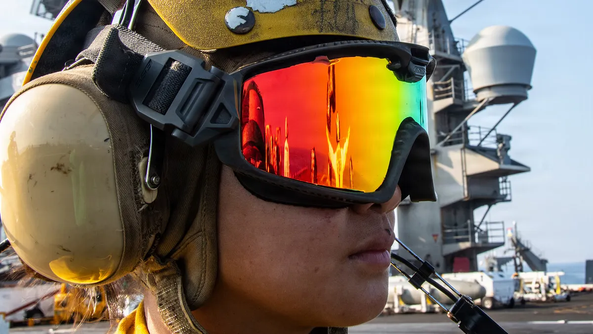 2026年3月25日,美軍航空母艦「尼米茲號」(CVN 68)飛行甲板上的水兵。(美國海軍官網)