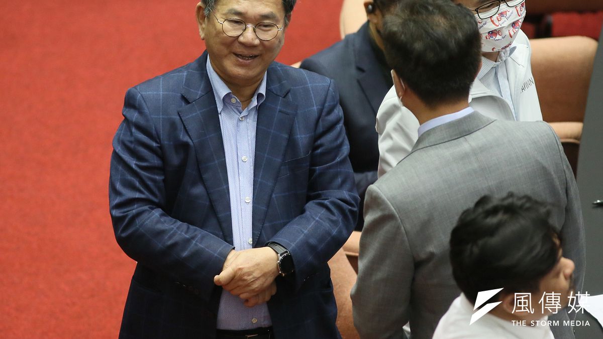 陳明文(左)面對幫黑道喬探監的指控,以「選民服務」回應。(資料照,柯承惠攝) 陳明文(左)面對幫黑道喬探監的指控,以「選民服務」回應。(資料照,柯承惠攝)