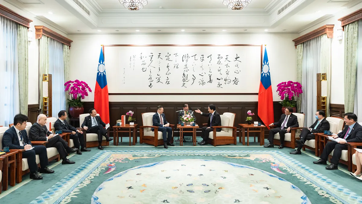 衆議院議員で前法務大臣の鈴木馨祐氏は、台湾、頼清徳総統との会談で「台湾有事は日本有事」と強調し、武力による現状変更は断じて許されないとして、日本は抑止力を強化し、台湾への協力と防止に全力を尽くす考えを示した。(写真/総統府提供)