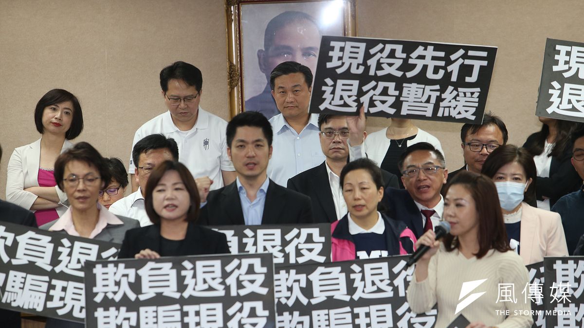年金改革是民進黨九合一敗選重要因素。圖為軍改案強勢初審後,國民黨立委們在主席 台前舉牌表達抗議。(陳明仁攝) 年金改革是民進黨九合一敗選重要因素。圖為軍改案強勢初審後,國民黨立委們在主席 台前舉牌表達抗議。(陳明仁攝)