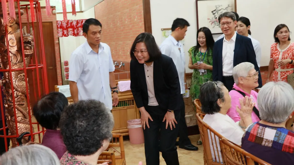 蔡英文參訪板橋頤安托老中心 關心失智長輩生活