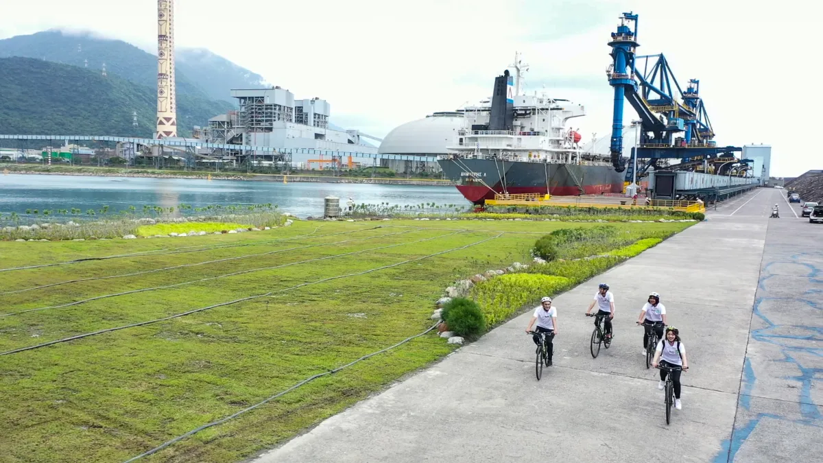 台泥DAKA和平低碳單車遊帶領旅人騎乘單車進入和平工業生態港,一覽珊瑚礁與熱帶魚。(台泥提供)